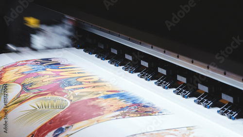 Fotografie A printer is printing a colorful design on a piece of paper