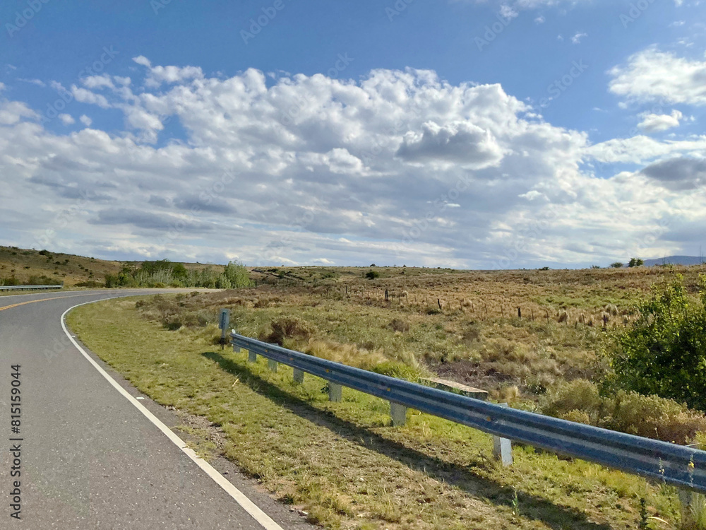 Φωτογραφία Paisaje de campo en altura en verano, al borde de la carretera