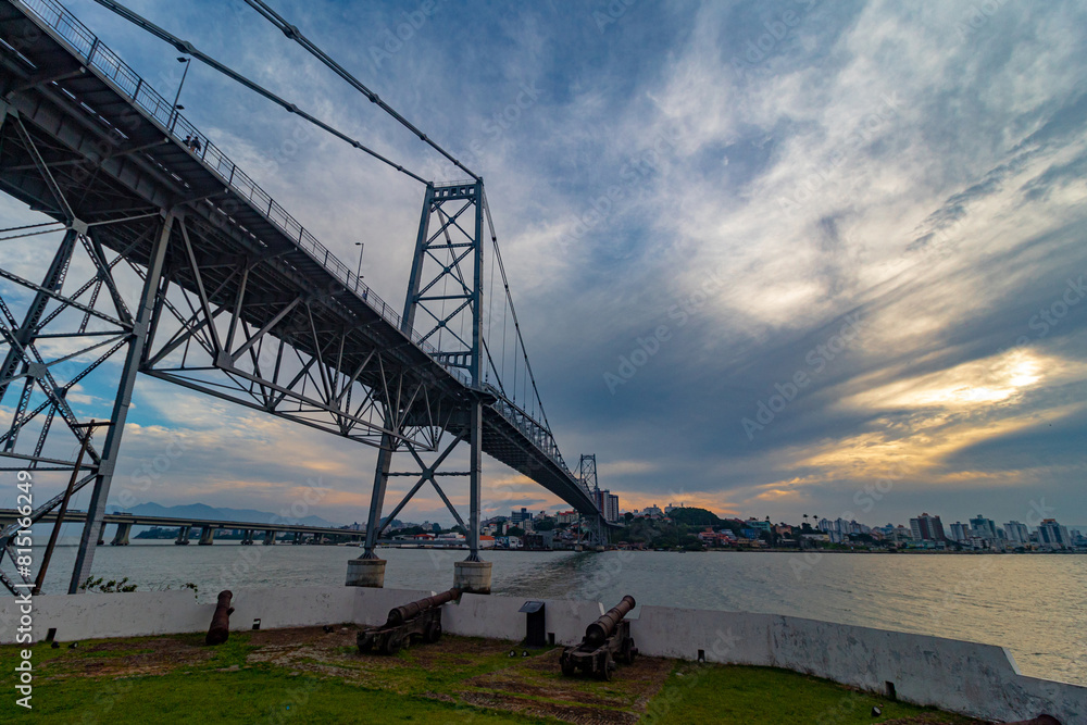 canhões   forte e a ponte Hercílio luz de Florianopolis Santa Catarina Brasil Florianópolis