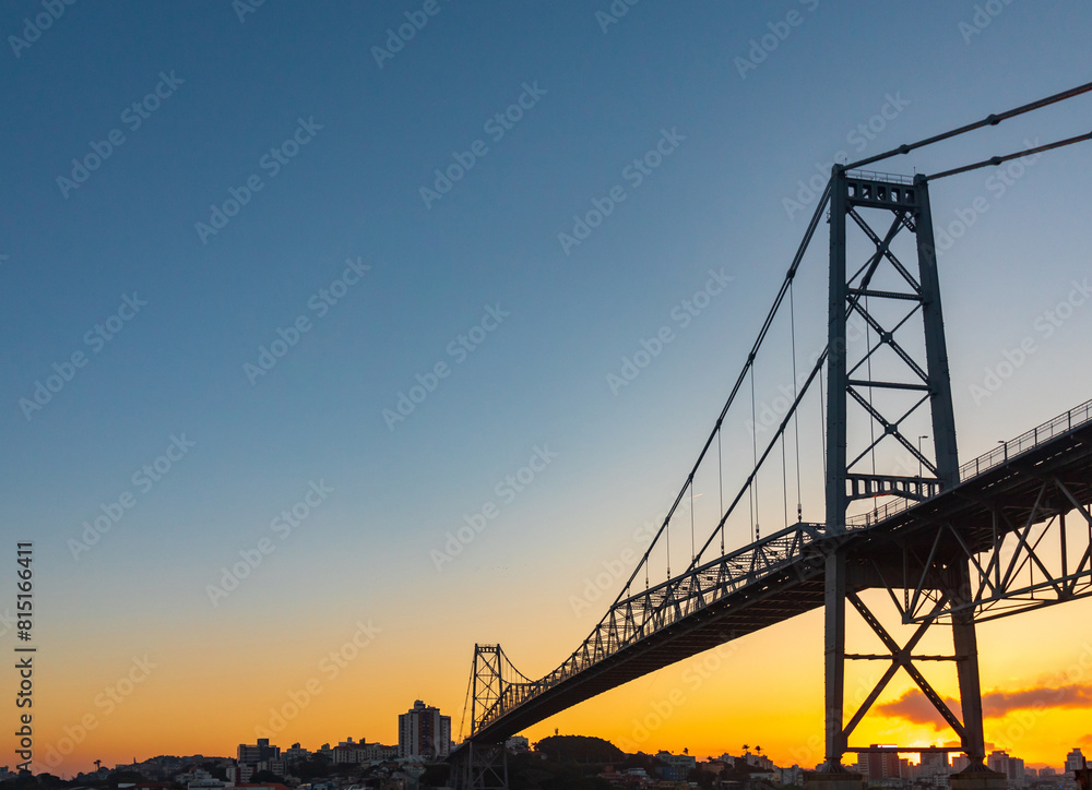Fototapeta premium pôr-do-sol e a silhueta da ponte Hercílio luz de Florianopolis Santa Catarina Brasil Florianópolis