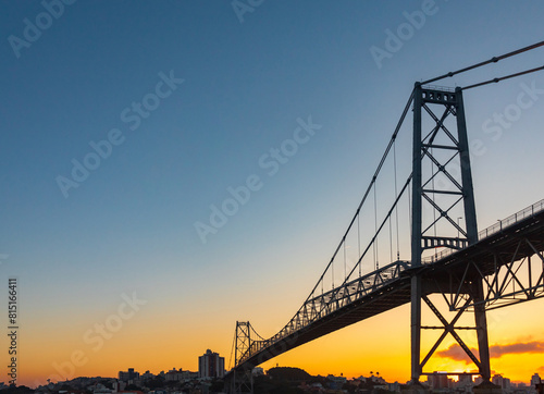 pôr-do-sol e a silhueta da ponte Hercílio luz de Florianopolis Santa Catarina Brasil Florianópolis