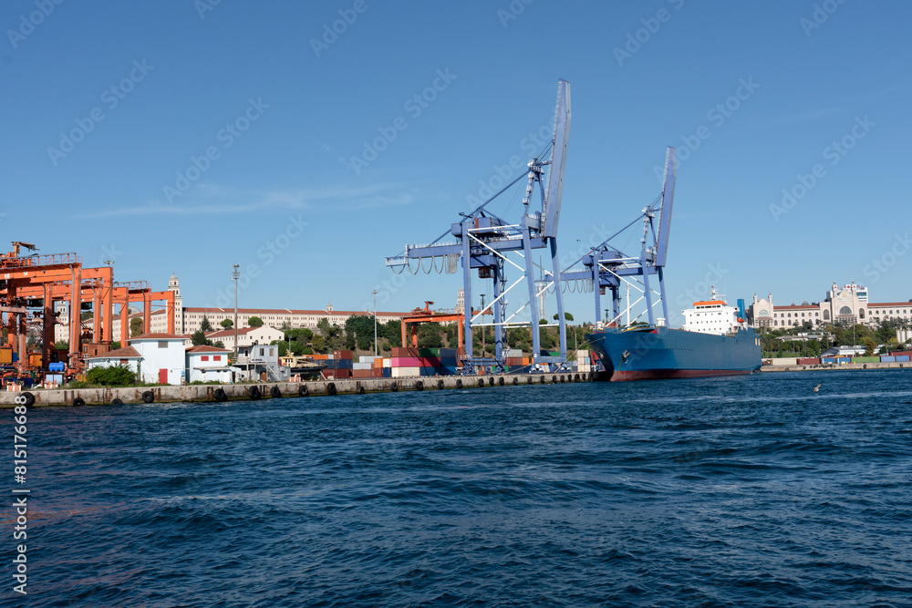 Obraz premium commercial shipping port. commercial ships loading and unloading in the port