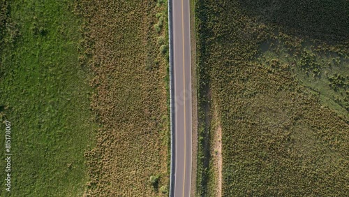 Vista cenital de ruta de ruta, autopista, camino, entre valle verte campo. Vista aérea de ruta. photo