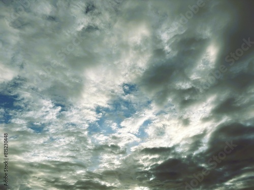 青い空と雲のきれいなグラデーション背景素材