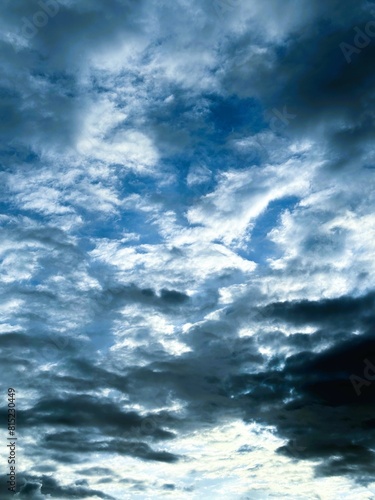 青い空と雲のきれいなグラデーション背景素材