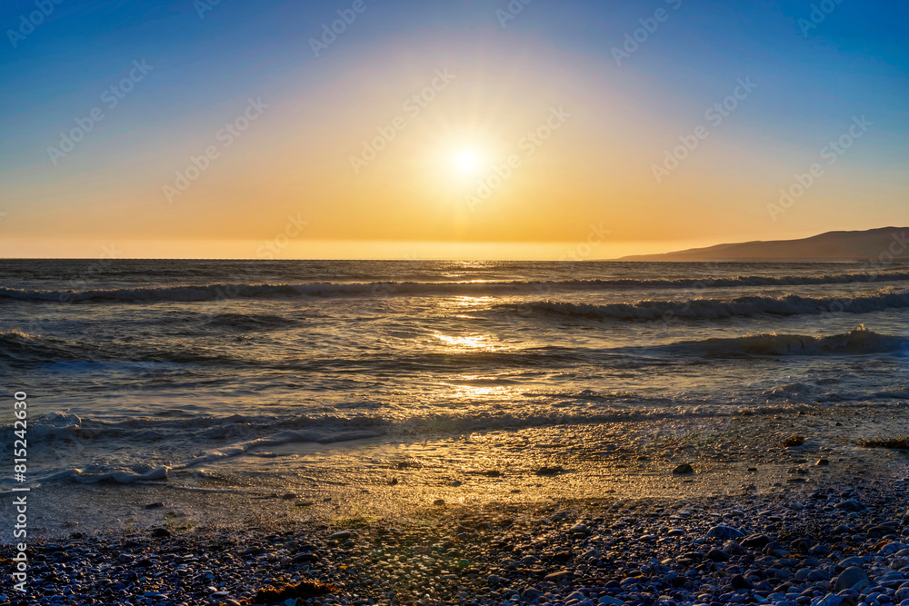 Obraz premium Sun in the sky over the ocean, sand, beach
