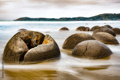 Slika na platnu Ethereal capture of the famous landmark Moeraki Boulders at Moeraki Beach Dunedi