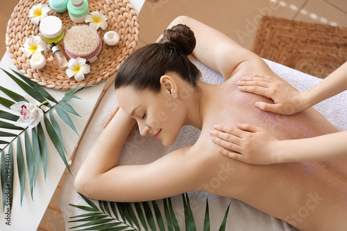 Young woman receiving back ...