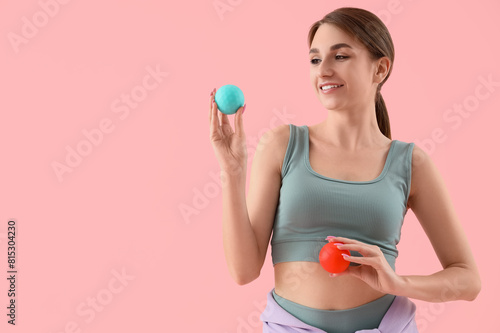 Sporty young woman with mas...