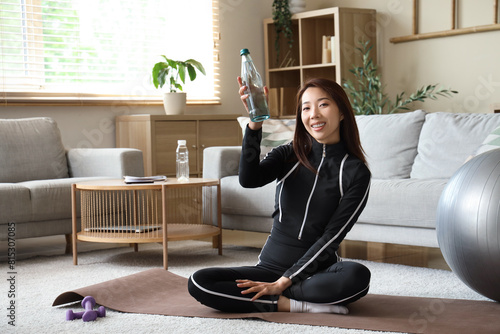 Sporty Asian woman with gla...