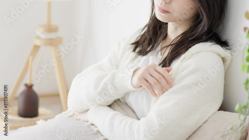 朝、ベッドで悩む女性