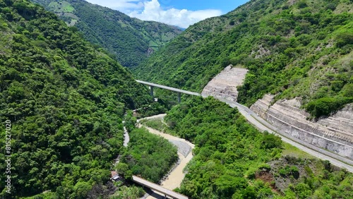 Video aéreo cerca a la Quebrada Sinifaná en el que observa un trayecto de la nueva vía conocida como  