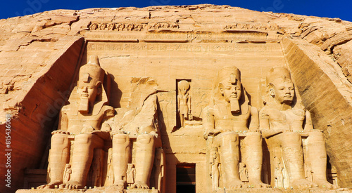 Cuadro en lienzo Spectacular view of the Four Colossi of Pharoah Ramesses II on the outer façade