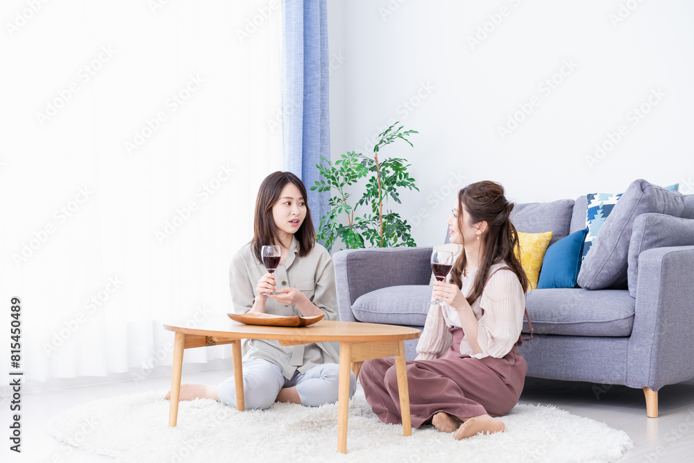 おうちで女子会をする若い女性たち おうちで女子会をする若い女性たち
