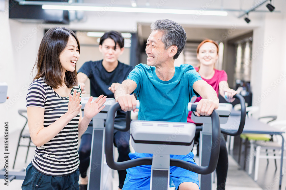 Obraz premium スポーツジムに通う人々