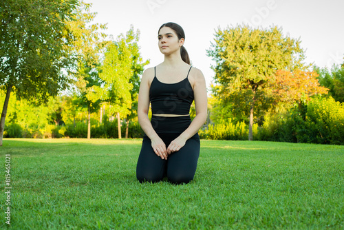 Mujer deportista relajada en el parque. chica haciendo yoga. estilo de vida. Chica de negro mirando al horizonte