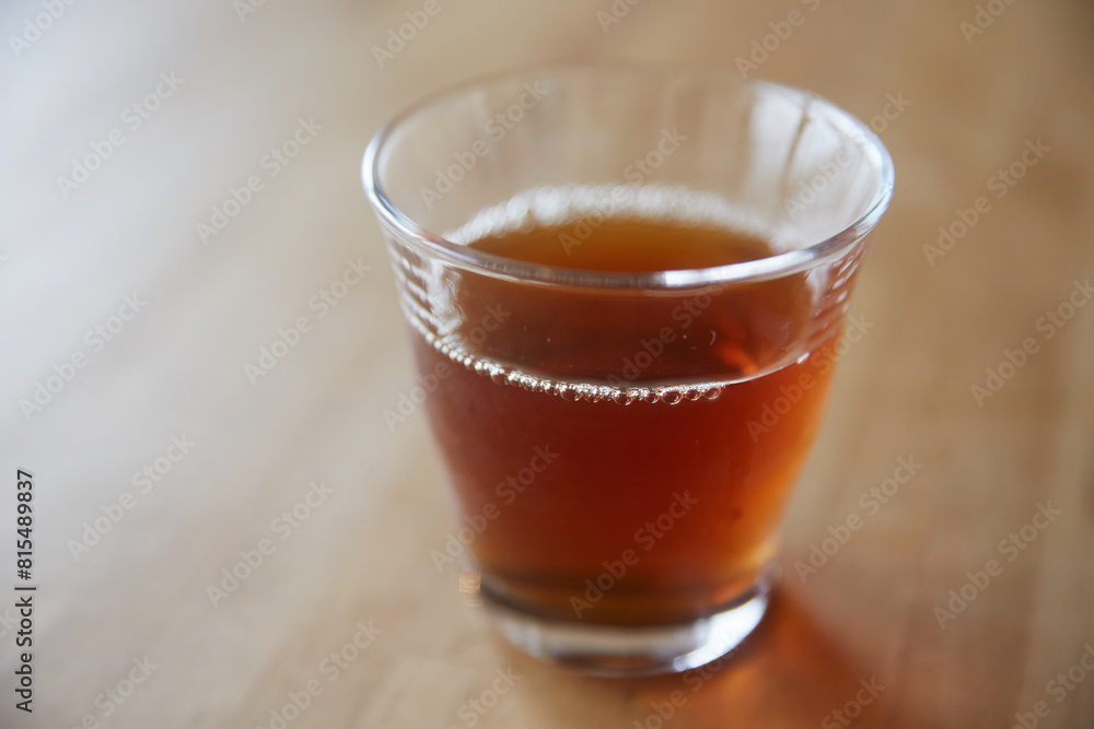 グラスに注がれた烏龍茶 グラスに注がれた烏龍茶