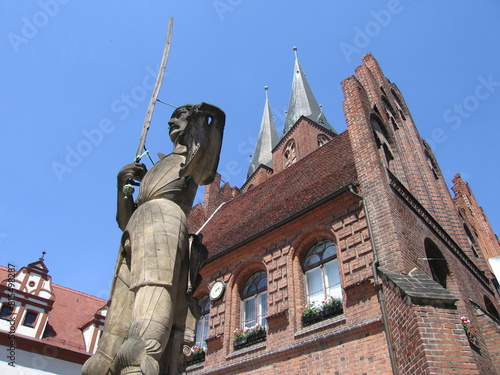 Roland vor dem Rathaus von Stendal photo