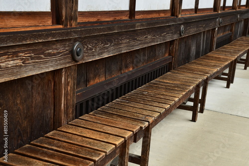 古い木製の長椅子
