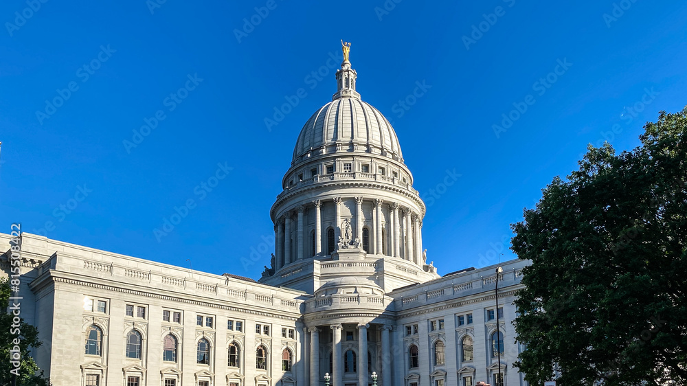 Naklejka premium Wisconsin State Capitol Building Against Blue Sky