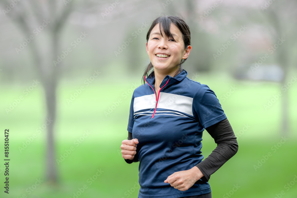 笑顔で走る若い女性 笑顔で走る若い女性