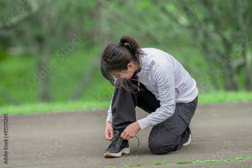 靴紐を結ぶ女性