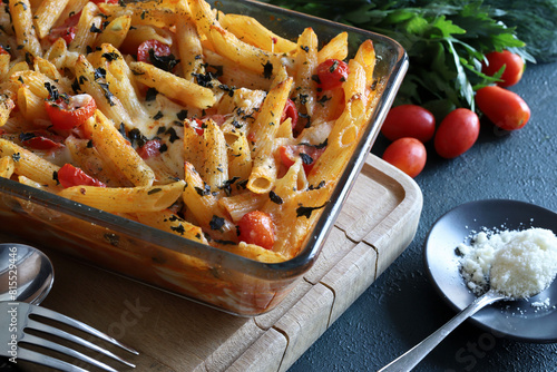 Pasta al forno con salsa di pomodoro e basilico su uno sfondo grigio. Concetto di cibo italiano. Vista dall'alto. photo