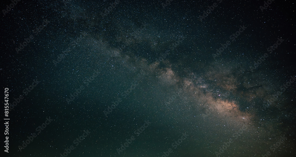 Fototapeta premium 壮大な天の川の夜空、星々が輝く宇宙