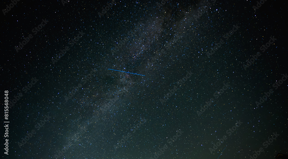 Fototapeta premium 壮大な天の川の夜空、星々が輝く宇宙