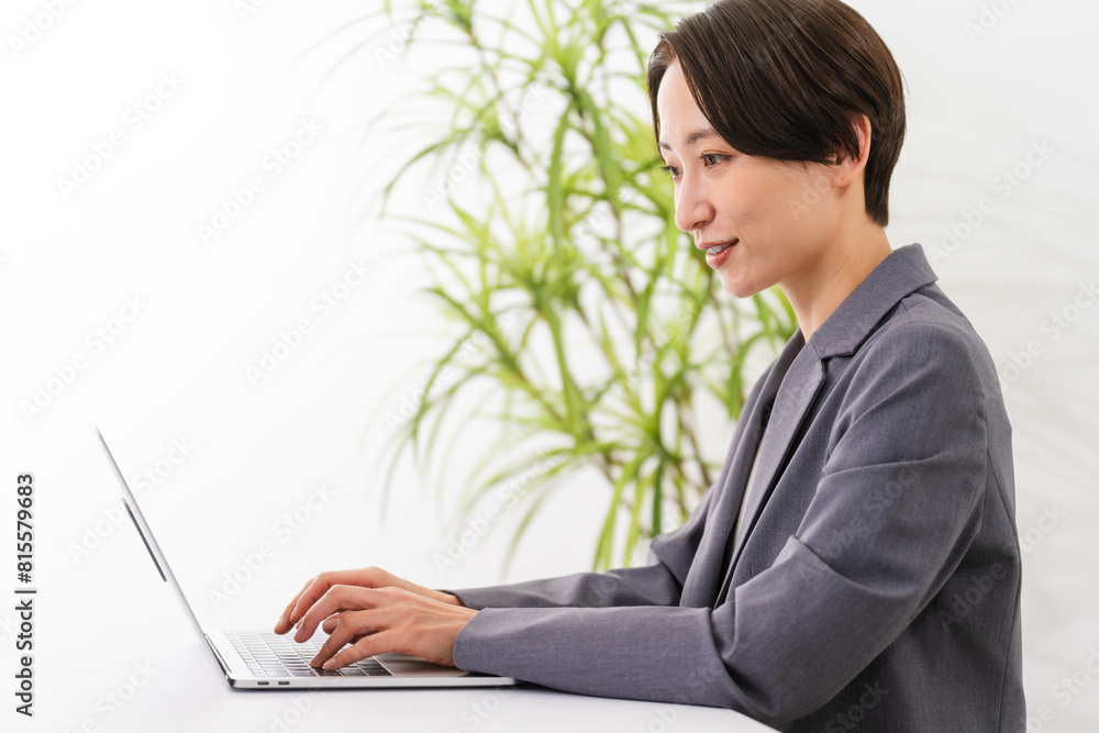 ビジネススーツを着ている若い女性　ビジネスイメージ
