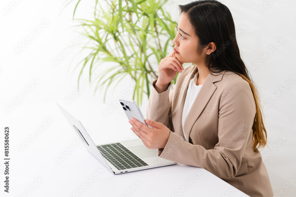 ビジネススーツを着ている若い女性　ビジネスイメージ