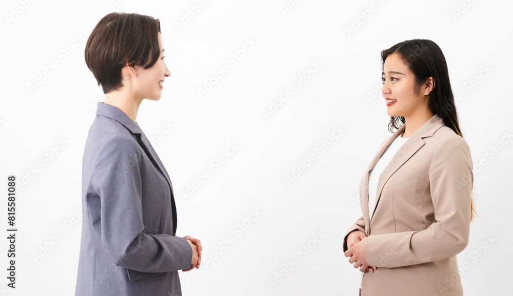 ビジネススーツを着た2人の女性　ビジネスイメージ