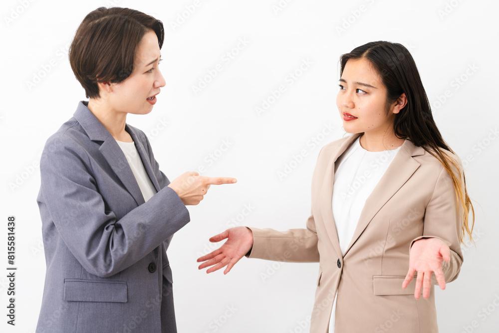 ビジネススーツを着た2人の女性　ビジネスイメージ