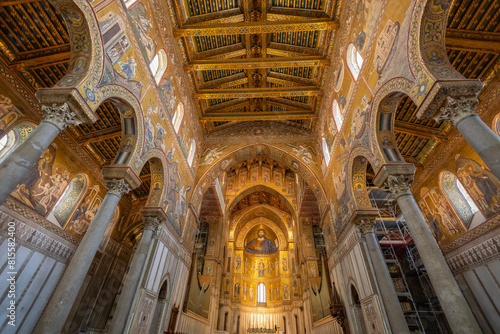 Photos MONREALE, ITALY, JUNE 16, 2023 - Inner of Duomo of Monreale, province of Palermo