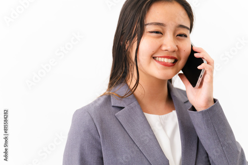 携帯電話で通話をする若い女性　ビジネスイメージ