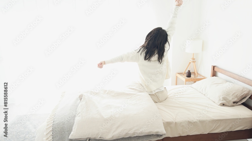 目覚めて伸びをする女性 目覚めて伸びをする女性