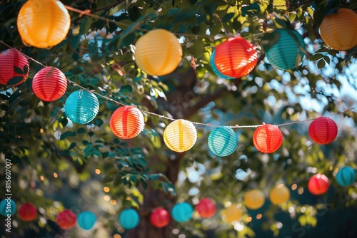 Wallpaper Mural Partydekoration für eine Gartenparty im Sommer, Leuchtende Lampion Girlande  Torontodigital.ca