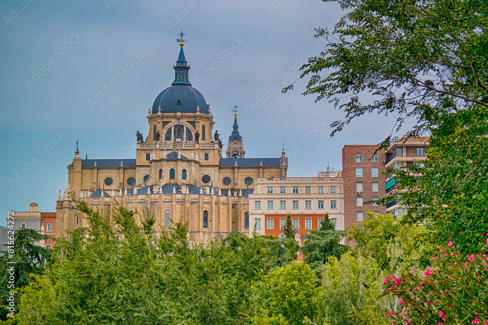 Obraz premium Spain Traveling Ideas. Renowned Santa Maria la Real de La Almudena Cathedral and the Royal Palace in Madrid in Spain