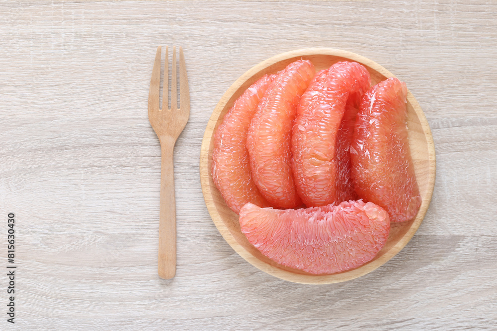 Pompelmoes,Fresh red pomelo fruit in a bowl on wooden background, (Tubtim Siam Pomelo) Pompelmoes,Fresh red pomelo fruit in a bowl on wooden background, (Tubtim Siam Pomelo)