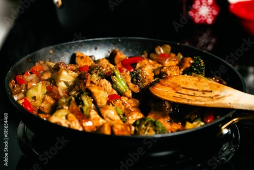 Φωτογραφία Close-up of vegetables and chicken fried in a pan