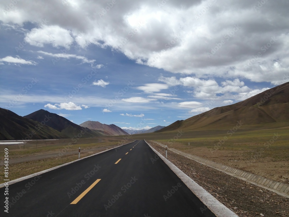 Naklejka premium a empty road in the middle of a vast plain area