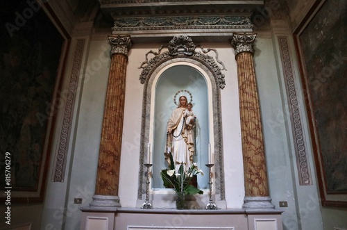 Obraz na płótnie Nemi - Statua della Madonna della Mercede nella Chiesa di Santa Maria del Pozzo w salonie