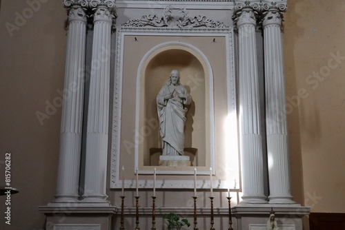 Obraz na płótnie Nemi - Statua del Sacro Cuore nella cappella sinistra del transetto w salonie