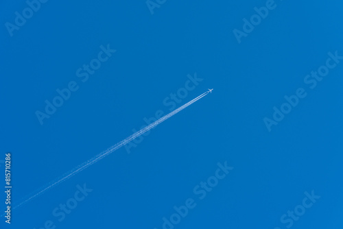 青空に伸びる飛行機雲