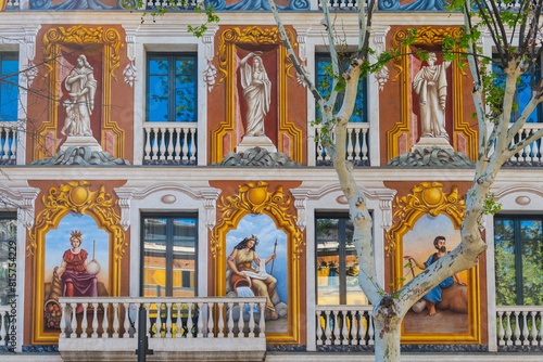 Ein mit antiken Motiven bemalte Fassade an einem Haus in Barcelona, Spanien photo
