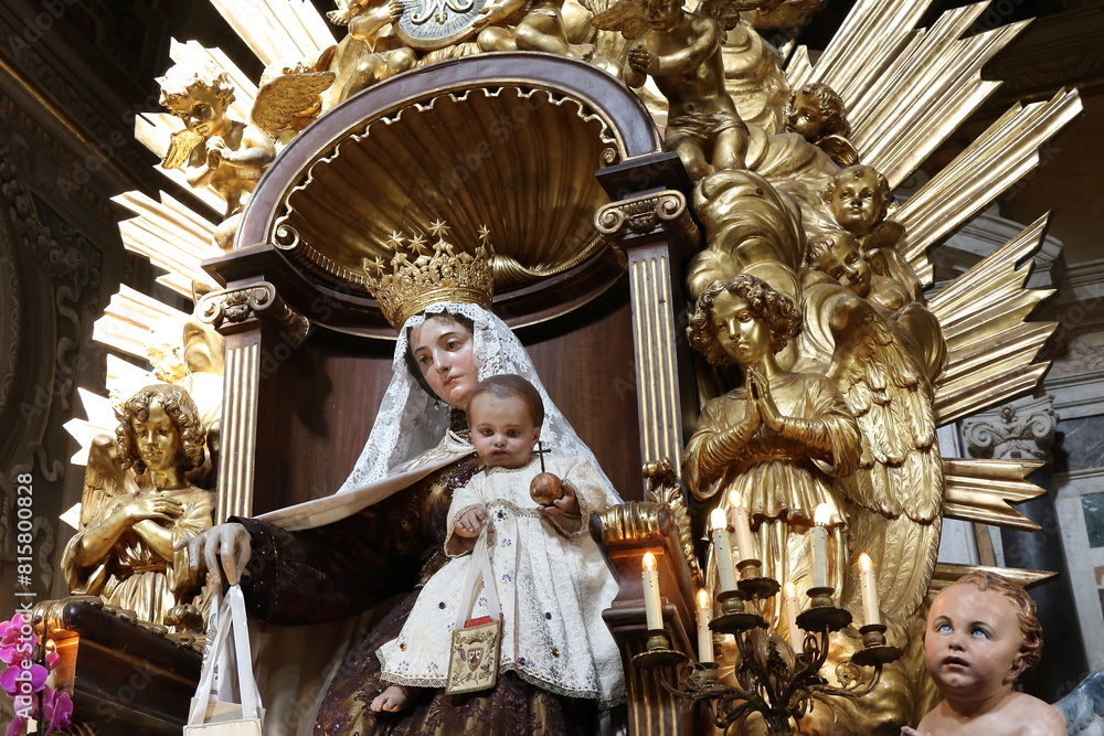Φωτογραφία Madonna with Child Statue at the Santa Maria in Traspontina Church in Rome, Ital