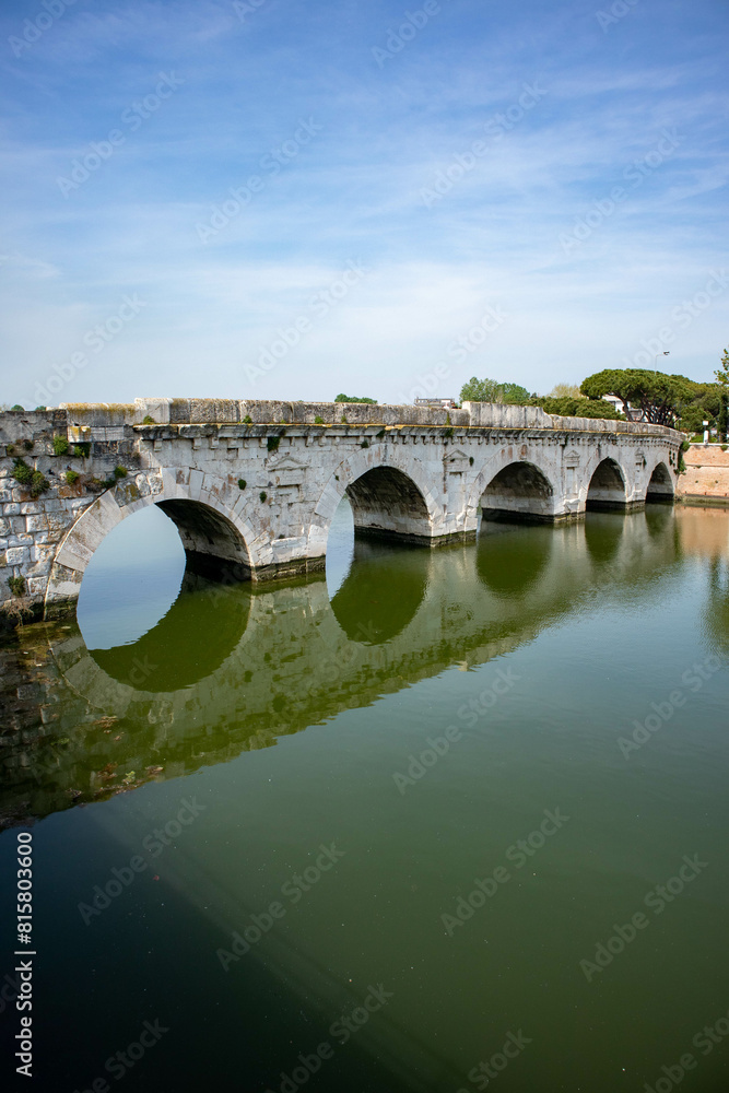 Fototapeta premium Ponte di Augusto e Tiberio, città di Rimini, Emilia Romagna