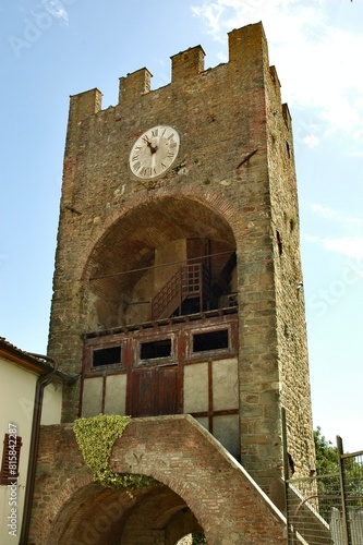 Wallpaper Mural Retro di torre di Ingresso as Artimino in provincia di Prato.con orologio . Torontodigital.ca