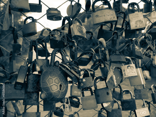 Mur de cadenas accrochés sur une barrière