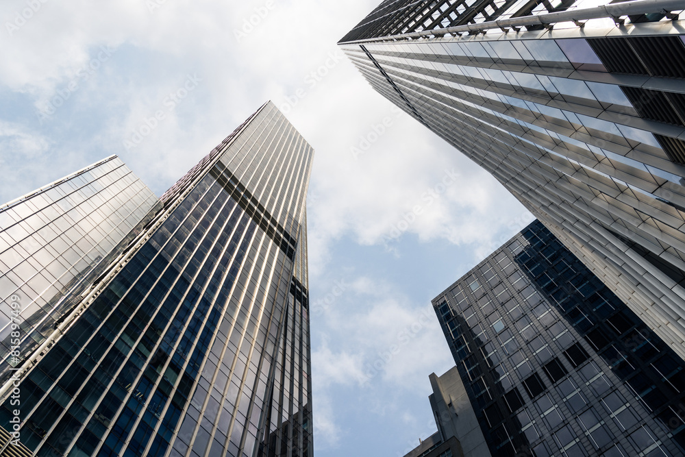 Naklejka premium Bottom view of the office tower